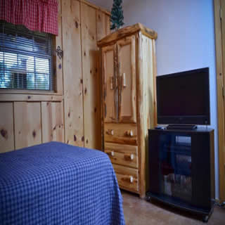 Full bed and TV/DVD player in Americana room at Three Falls Cove