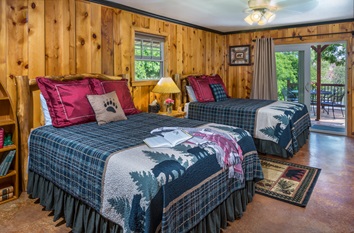 Two queen beds, original Donna Sharp quilt, private access to deck